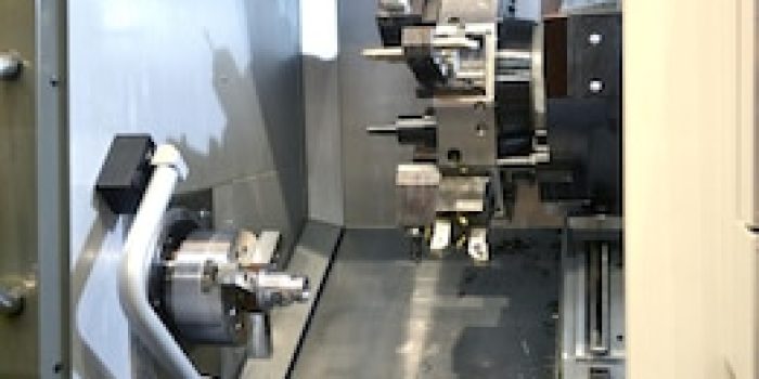 在特写镜头工业生产里面的车床 (1)